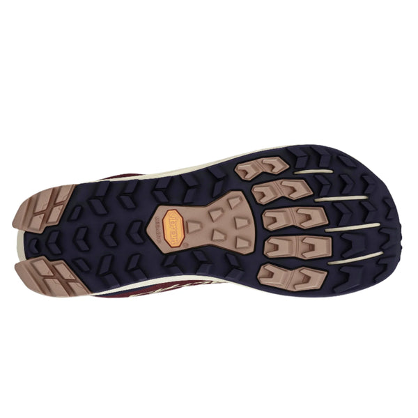 Billedet viser undersiden af Altra Lone Peak 9+ Dame i Maroon, som har en profileret sål med brune og marineblå gummiknopper og et lille orange Vibram-logo nær midten.