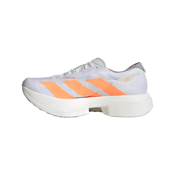 Adidas Adizero Adios Pro 4 Dame i Ftwwht/Beaora/Lucred har et hvidt design med orange diagonale striber, grå hældetaljer, hvide snørebånd og en tyk Lightstrike Pro-skumsål, vist på en almindelig lys baggrund.