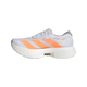 Adidas Adizero Adios Pro 4 Dame i Ftwwht/Beaora/Lucred har et hvidt design med orange diagonale striber, grå hældetaljer, hvide snørebånd og en tyk Lightstrike Pro-skumsål, vist på en almindelig lys baggrund.