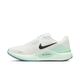 Nike Structure 26 dame løbesko i White/Black-Barely Green-Mint Foam har en sort swoosh, mintgrønne detaljer på sålen og hælen og et lavt design. Vist fra siden på en hvid baggrund.