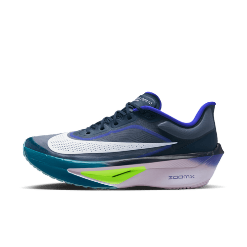 Et sidebillede af Nike Zoom Fly 6, Herre i Obsidian/White-Persian Violet-Volt viser den blå overdel med en hvid Swoosh, lilla accenter og en tyk hvid og grøn ZoomX-skumsål mod en almindelig lys baggrund.