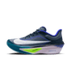 Et sidebillede af Nike Zoom Fly 6, Herre i Obsidian/White-Persian Violet-Volt viser den blå overdel med en hvid Swoosh, lilla accenter og en tyk hvid og grøn ZoomX-skumsål mod en almindelig lys baggrund.