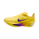 Nike Zoom Fly 6 herre løbesko i Citron Pulse/Indigo Burst-Volt Ice har en lilla swoosh, grøn ydersål og en gradueret lilla-gul mellemsål, alt sammen på en almindelig hvid baggrund.