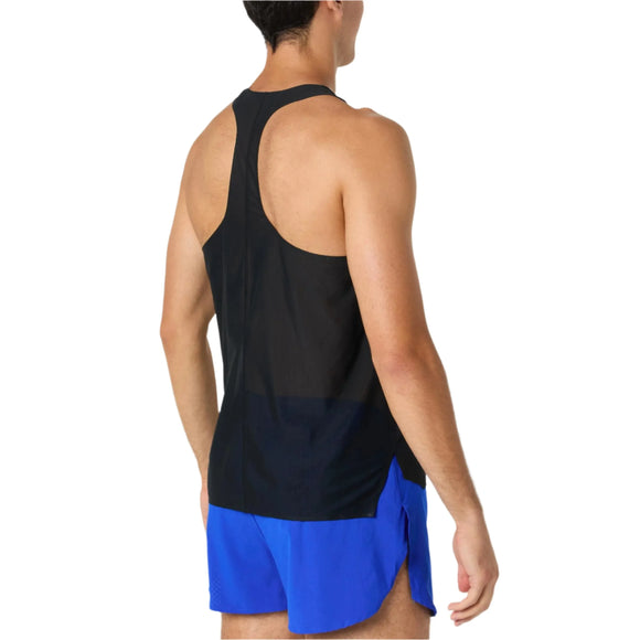 En mand ses bagfra iført en sort New Balance Race Day Ultra Light Singlet, Herre og blå løbeshorts på en almindelig hvid baggrund - ideel påklædning til løbsdagen.