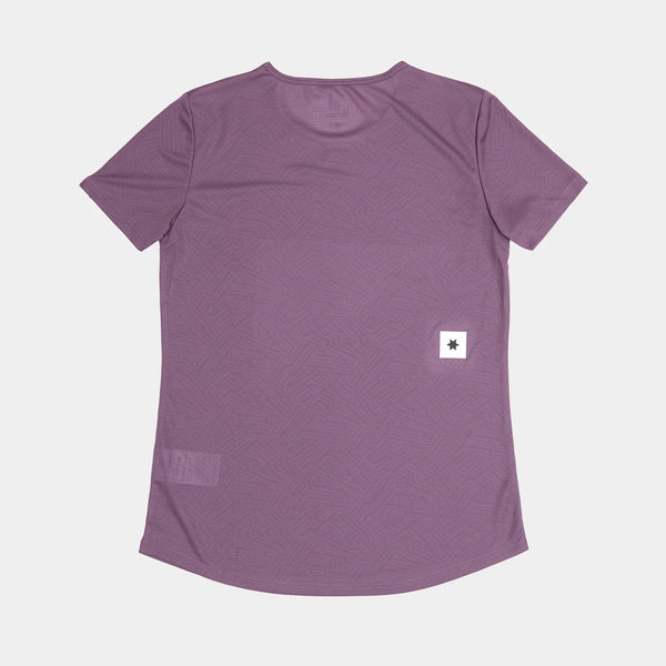 En kortærmet W Reactive Flow T-Shirt, Dame, Purple Aop fra Saysky ligger fladt med bagsiden opad. Den har et lille rektangulært hvidt mærke med en sort stjerne nederst til højre - perfekt som din nye træningstee.