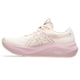 Et sidebillede af Asics Gt-2000 14 Dame i Pearl Pink/Morganite med tyk sål, snørelukning, strømlinet design, diskret logo på siden og let hævet hæl.