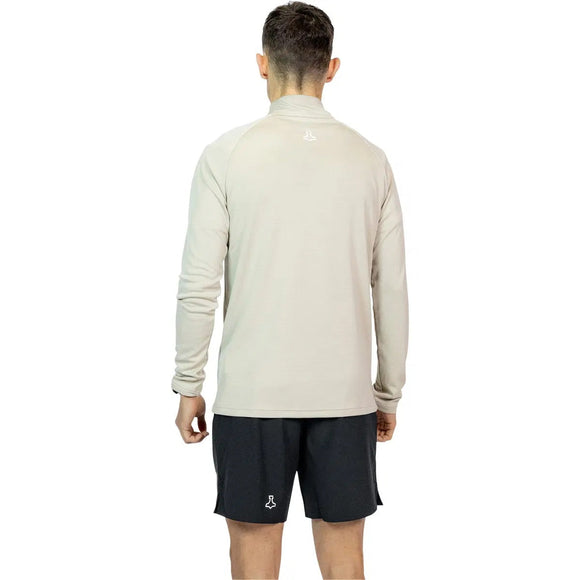 En person står med ansigtet vendt mod kameraet iført Liiteguard Ground-Tech 1/4 Zip, Herre, Beige og sorte shorts på en hvid baggrund.
