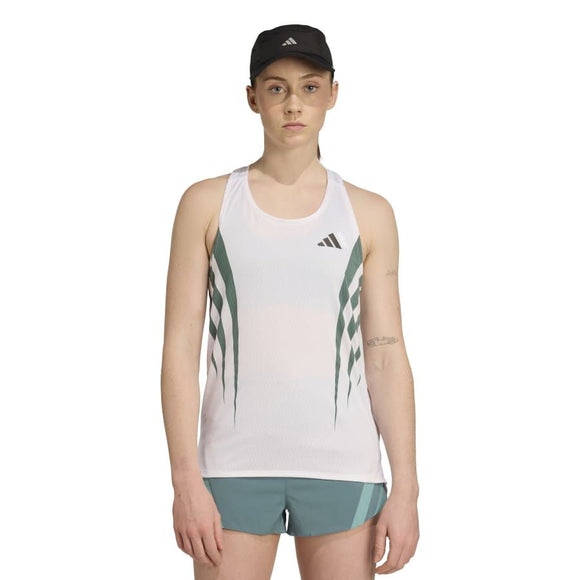En person iført sort Adidas-kasket, hvid/preloved teal Adizero Archive Running Singlet (Dame) og grønne shorts står frontvendt mod en ensfarvet hvid baggrund.
