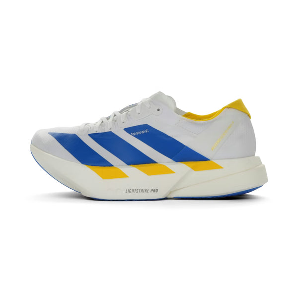 Adidas Adizero Adios Pro 4 til mænd i Ftwwht/Blue/Yellow har en tyk Lightstrike Pro-sål og dristige gule detaljer på hælen og mellemsålen.