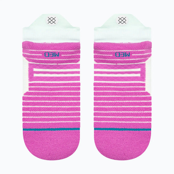 Et par Stance Poppy Mid Tab unisex-strømper i pink og hvide striber med blågrønne og isblå detaljer, fremstillet af åndbart materiale og med "MED" ved manchetten - vist på en hvid baggrund.