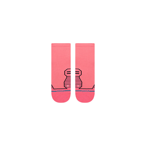 Et par Stance Variegated Ul Quarter Dame-strømper i pink, lagt fladt ved siden af hinanden, med et sort geometrisk kattedesign og ordet STANCE på tæerne.