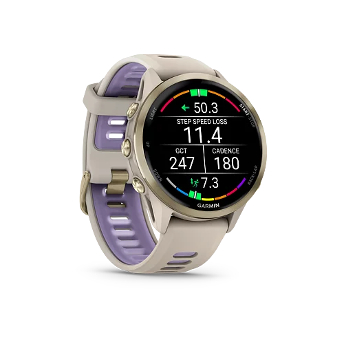 Garmin Forerunner 970 GPS smartwatch i French Grey/Translucent Indigo har et rundt display, der viser fitnessmålinger som tab af skridthastighed, tid med jordkontakt og kadence.