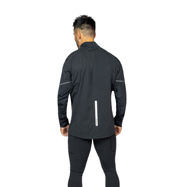En person står med front mod kameraet iført sorte bukser og en LiiteGuard Hydro-Tech Running Jacket, Herre, Black. Jakken har vandrette refleksstriber på hvert ærme og en lodret refleksstribe nederst på ryggen.