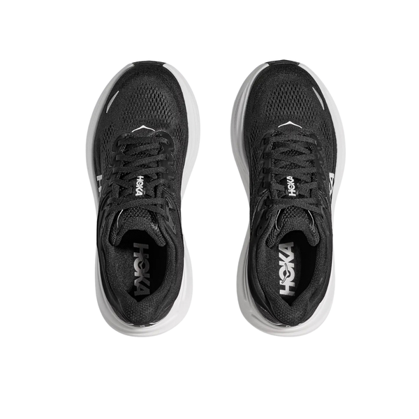 Et par Hoka Bondi 9 herresko i sort/hvid set ovenfra. Disse stødabsorberende sko har overdel i mesh, sorte snørebånd og Hoka-logo på tåkapen. Skoene, der er designet til maksimal komfort, ligger side om side på en hvid baggrund.