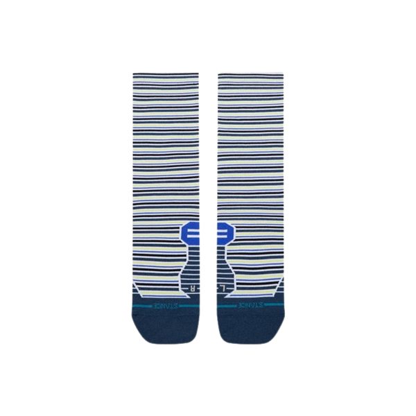 Stance Bert UL Crew (unisex, lysegrøn) kombinerer ultralet komfort med vandrette striber i lysegrøn, marineblå, lyseblå og hvid. De ensfarvede marineblå tå- og hælpartier sikrer holdbarhed, mens et blåt geometrisk mønster ved anklerne garanterer fremragende åndbarhed – hvilket gør disse strømper perfekte til træning eller til hverdagsbrug.