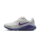 Et sidebillede af Nike Structure 26 Dame i Summit White/Wild Grape-Amethyst Tint med lilla Swoosh, overdel i mesh, lilla/hvid sål, synlig mellemsålsdæmpning og ekstra stabilitet til dit løb.