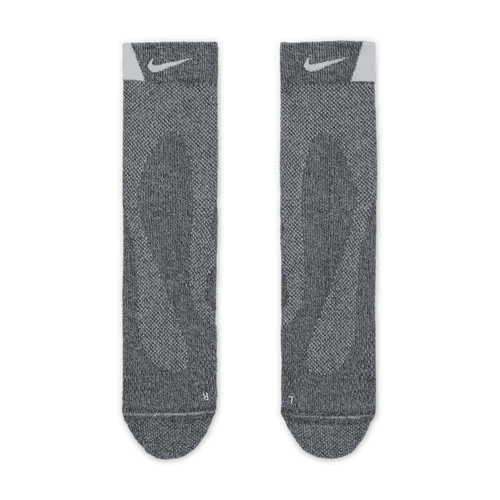 Nike Fast Lightweight Ankle unisex strømper i Dk Smoke Grey/Pure Platinum/White har det hvide logo, et mørkere fodmønster og Dri-FIT-teknologi for komfort.