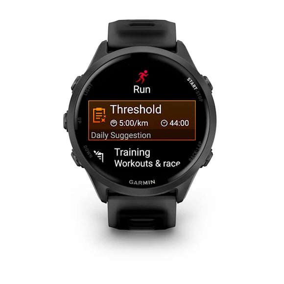 Garmin Forerunner 570 47 mm i Slate Grey Aluminium/Translucent Black viser et forslag til tærskelløb (5:00/km, 44 min) samt trænings- og løbsmuligheder. Har avanceret GPS-sporing og en sort rem.