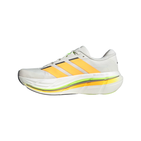 Adidas Adistar BYD 2 herreløbeskoen, der her ses i profil på en hvid baggrund, har en hvid overdel med gule (LUTA) og orange (SIGGNR) striber samt en kraftig hvid sål med grønne og gule detaljer. Designet til responsiv dæmpning.