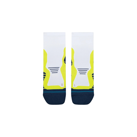 Et par Stance Pace Light Quarter unisex-sokker i farvekombinationen »Volt«, med hvide, gule og mørkeblå farvefelter placeret side om side. Hver sok er mærket med R og L for at angive højre og venstre. Disse åndbare løbesokker har abstrakte linjemønstre, der gør dem til et stilfuldt og behageligt valg til din næste løbetur eller træning.