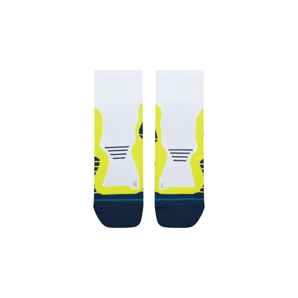 Et par Stance Pace Light Quarter unisex-sokker i farvekombinationen »Volt«, med hvide, gule og mørkeblå farvefelter placeret side om side. Hver sok er mærket med R og L for at angive højre og venstre. Disse åndbare løbesokker har abstrakte linjemønstre, der gør dem til et stilfuldt og behageligt valg til din næste løbetur eller træning.