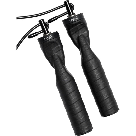 Nærbillede af to sorte teksturerede Casall-håndtag mærket "Casall" og en del af Steel Wire Speed Rope, Black - ideelt til effektiv konditionstræning.