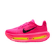 Nike Vomero Premium dame i Hyper Pink/Black-Digital Pink-Volt har en fed pink overdel, sort swoosh, tyk sål og synlig gul ZoomX-skumdæmpning på en neutral baggrund.