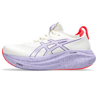 Træd ind i komfort med Asics Gel-Nimbus 27 Tokyo til damer i Cream/Edo Purple-hvid atletisk løbesko med lilla sål, spættet stødabsorberende mellemsål, lavendelfarvet ASICS-logo, hvide snørebånd og rød trækflig på hælen.