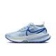 Nike Zegama 2 Dame i LT Armory Blue/Racer Blue med lyseblå overdel, blå detaljer, hvid og blå skumsål, blå Swoosh og gult Vibram-logo på mellemsålen er vist på en almindelig hvid baggrund.