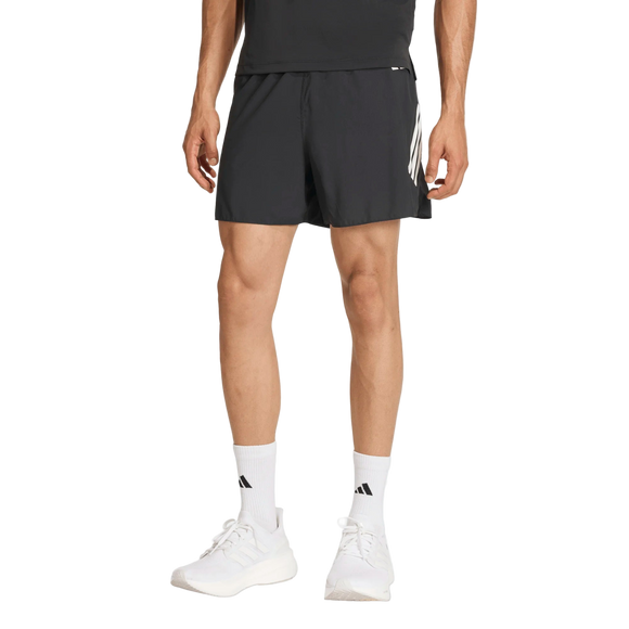En person er iført en sort atletisk T-shirt, Adidas Adi365 Running Iconic Shorts, Herre, Black med hvide striber, hvide Adidas strømper og hvide Adidas løbesko. Hovedet er ikke synligt på billedet.