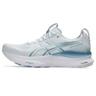 ASICS Gel-Kayano 32 Herre i Arctic Blue/Pure Silver er en løbesko til mænd vist fra siden med en overdel i mesh, polstret sål, snørelukning og fremragende stabilitet til løbere på en almindelig hvid baggrund.