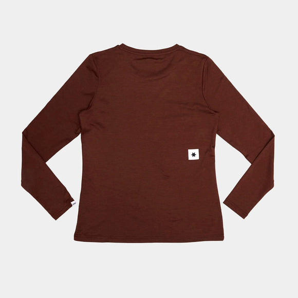 En rød Saysky W Logo Pace Long Sleeve til kvinder er lagt fladt på en hvid baggrund. Nederst til højre er der et lille hvidt rektangulært mærke med en sort stjerne.