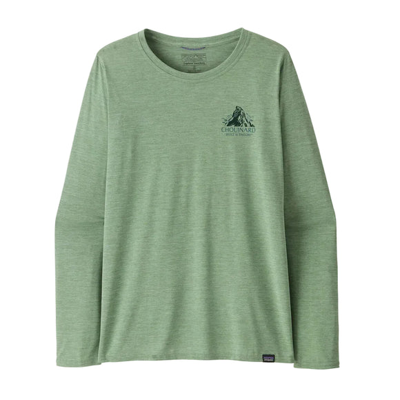 Patagonia L/S Cap Cool Daily Graphic Shirt til kvinder i Chouinard Crest/Ellwood Green X-Dye, fremstillet af genbrugspolyester med en lille grafik på venstre bryst og teksten "Chouinard Equipment", vist fladt på en ensfarvet baggrund.