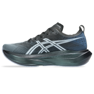 En Asics Megablast unisex løbesko i sort/hvid, med Asics-logo på siden og FF TURBO SQUARED skum for maksimal rebound, vises fra venstre side mod en hvid baggrund.
