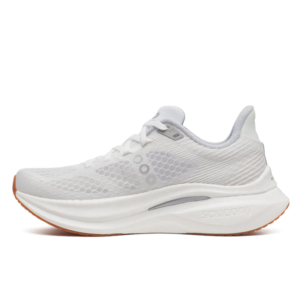 Saucony Endorphin Speed 5 Dame i White/Gum er en løbesko til kvinder med overdel i mesh, tyk stødabsorberende sål og lysebrun ydersål i gummi. Den er ideel til tempoløb og har diskret branding og snørelukning, som vist i venstre sideprofil.