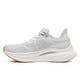 Saucony Endorphin Speed 5 Dame i White/Gum er en løbesko til kvinder med overdel i mesh, tyk stødabsorberende sål og lysebrun ydersål i gummi. Den er ideel til tempoløb og har diskret branding og snørelukning, som vist i venstre sideprofil.