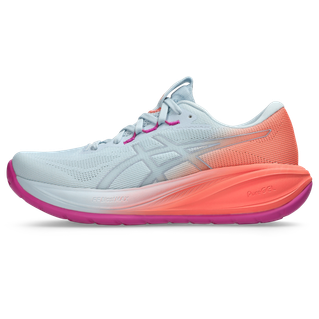 Et sidebillede af Asics Gel-Cumulus 28, Dame i Sky/Sun Coral viser en lyseblå overdel, orange hæl med gradient, hvidt Asics-logo og en tyk hvid og orange mellemsål med en pink ydersål.