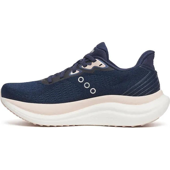 Oplev overlegen komfort med Saucony Triumph 23 Dame i Navy/Cameo med en struktureret overdel, navyfarvede snørebånd, tre hvide cirkelformede detaljer og en tyk hvid sål med lys beige mellemsål.