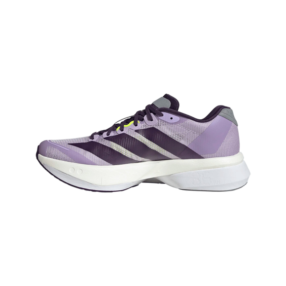 Et sidebillede af Adidas Adizero Boston 13 Dame løbesko i Powplu/Aurplu/Previo, der viser et lilla og hvidt design med en tyk Lightstrike Pro-sål, sorte snørebånd og grå hælaccent på en almindelig hvid baggrund.