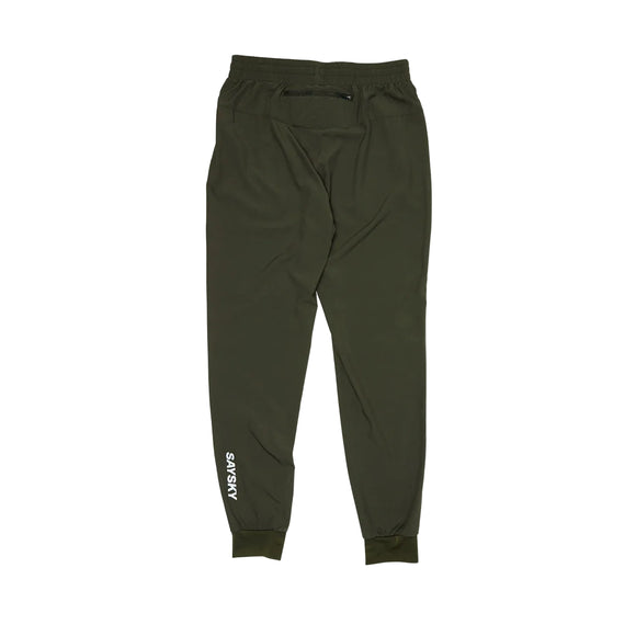 Saysky Pace Pants, Herre, Green: olivengrønne joggingtræningsbukser med elastisk linning, lynlåslomme bagpå, manchetter ved anklerne og SANSKY-print i hvidt ved venstre ankel.