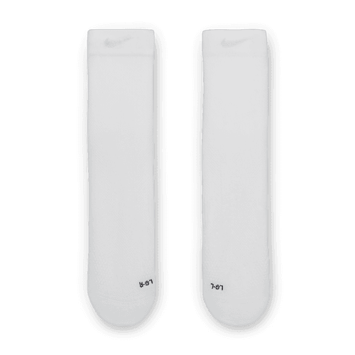 Et par Nike Fast Lightweight Ankle-strømper i White/Black/Pure Platinum, fremstillet af Dri-FIT-materiale, lagt fladt ved siden af hinanden. Hver unisex-strømpe har et diskret logo nær toppen og L/R-markeringer ved tåen for venstre/højre fod.