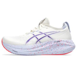 Asics Gel-Nimbus 27 Tokyo til mænd i Cream/Edo Purple har stødabsorbering i en spættet mellemsål med røde og blå prikker, en rød ydersål, snørelukning og fed sidelogo - ideel komfort til løbere.