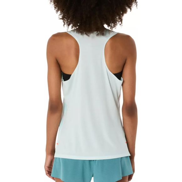 En kvinde med krøllet hår ses bagfra i en Asics Light Knit Singlet, Dame, Soothing Sea - en åndbar træningstop, der er ideel til løbetøj dame-styles - sammen med blågrønne shorts på en almindelig hvid baggrund.