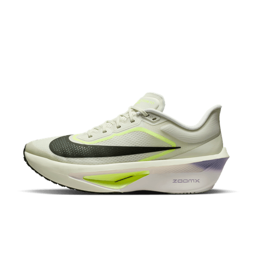 Nike Zoom Fly 6, Herre, i Sea Glass/Sequoia-Ultralime-Phantom har en hvid og grå overdel med en sort swoosh, neongule detaljer og et tykt ZoomX-mellemsål, der vises mod en almindelig hvid baggrund.