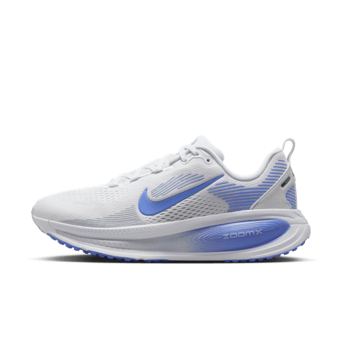 Nike Vomero 18 løbesko dame i White/Royal Pulse-Football Grey har en blå swoosh og ZoomX-mellemsål på den stødabsorberende mellemsål, vist i sideprofil på en ensfarvet baggrund.