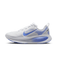 Nike Vomero 18 løbesko dame i White/Royal Pulse-Football Grey har en blå swoosh og ZoomX-mellemsål på den stødabsorberende mellemsål, vist i sideprofil på en ensfarvet baggrund.