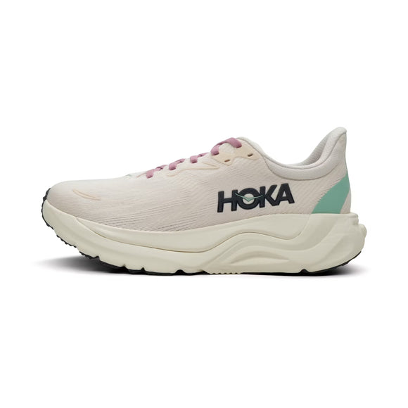 Et sidebillede af Hoka Arahi 8 dame i Rose Cream/Alabaster har en tyk stabiliserende sål, pink snørebånd, et sort HOKA-logo og en mintgrøn hælaccent mod en almindelig hvid baggrund.