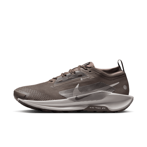 Nike Pegasus Trail 5 Gore-Tex, Herre, i Ironstone/College Grey-Velvet Brown, med overdel i mesh, hvid swoosh, stødabsorberende sål og "GORE-TEX"-sidemærke er vist som vandtæt løbesko på en almindelig hvid baggrund.