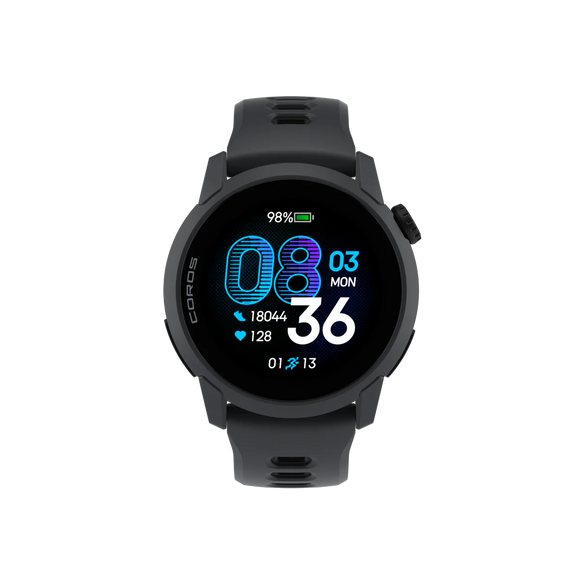 COROS Pace 4 Multisport Watch i sort silikone har et rundt digitalt display, der viser dato, tid, batteriniveau, puls og skridt. Med GPS-sporing og lang batterilevetid er det perfekt til længere tids brug. Vist på en almindelig hvid baggrund.