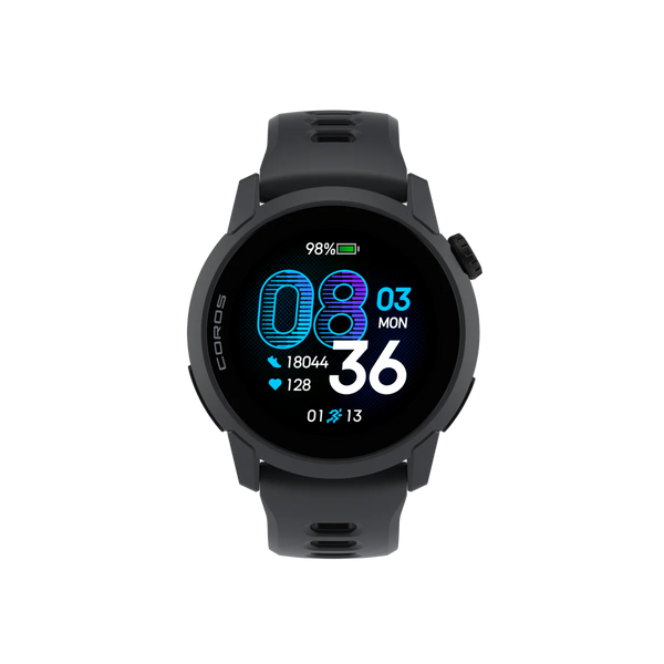 COROS Pace 4 Multisport Watch i sort silikone har et rundt digitalt display, der viser dato, tid, batteriniveau, puls og skridt. Med GPS-sporing og lang batterilevetid er det perfekt til længere tids brug. Vist på en almindelig hvid baggrund.